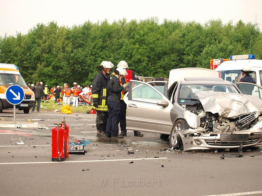 Schwerer Unfall mit Reisebus Lohmar Donrather Dreieck P103.JPG